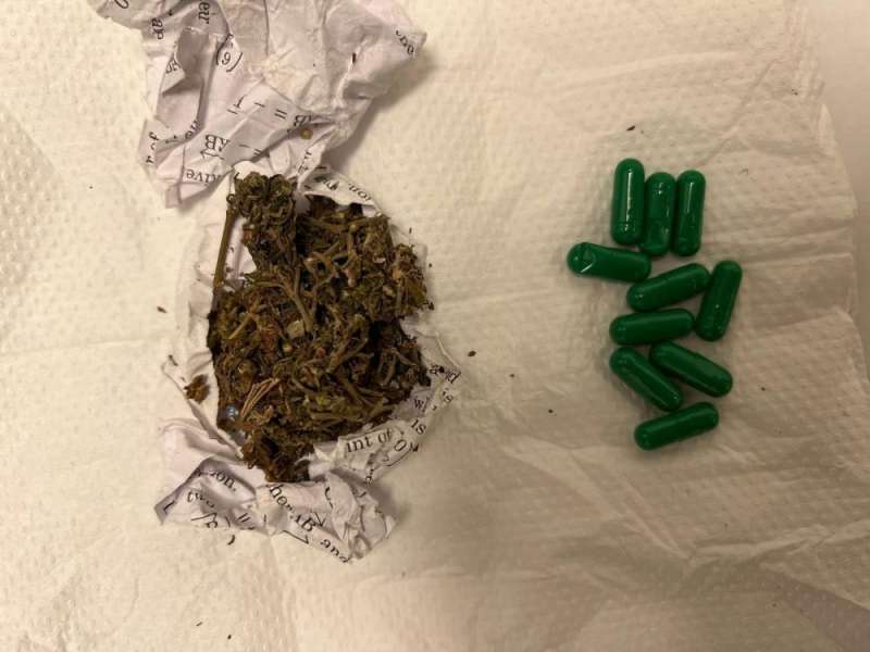 جمارك المطار تضبط كمية مخدرات متنوعة 
 