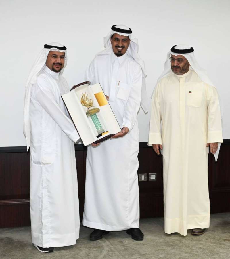 تقديم درع للعدواني