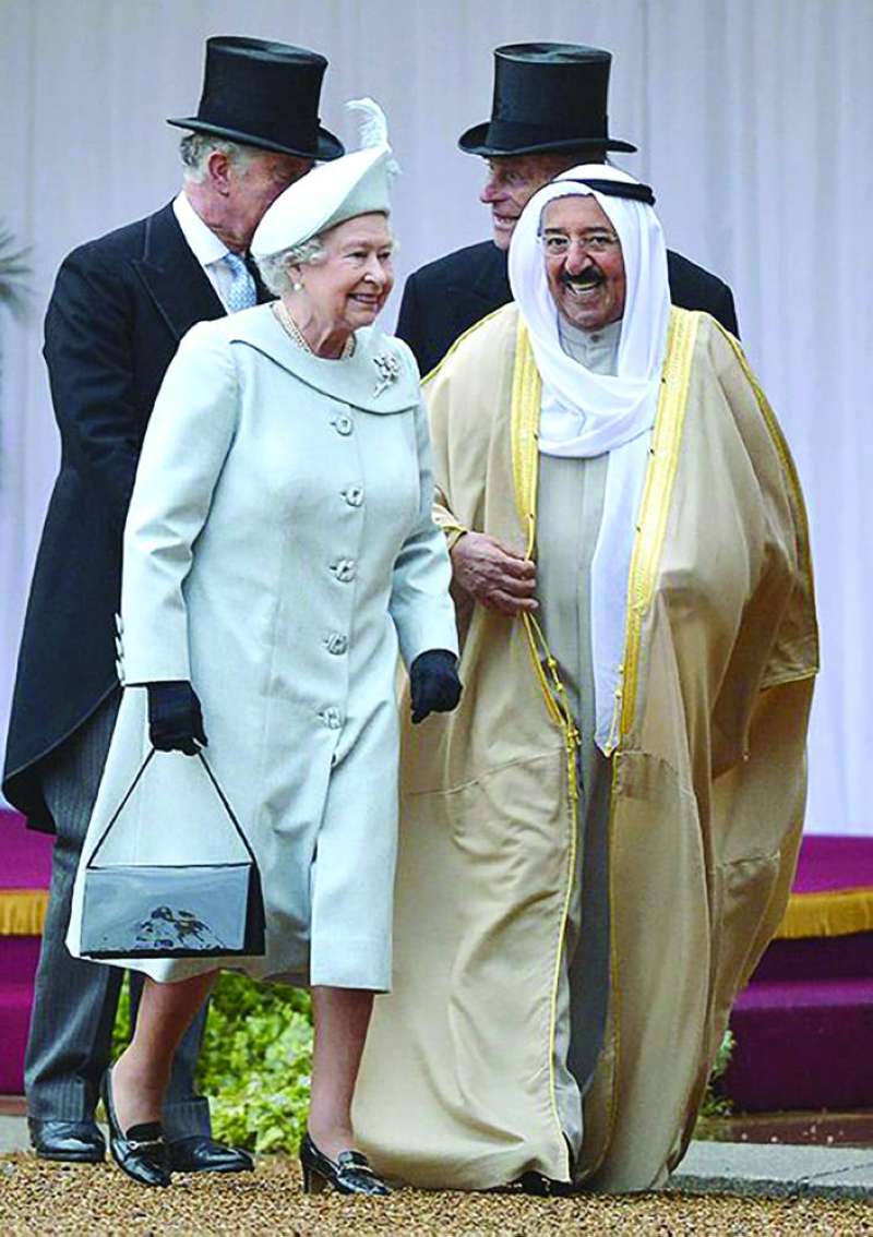 سمو الأمير الراحل الشيخ صباح الأحمد مع الملكة إليزابيث 