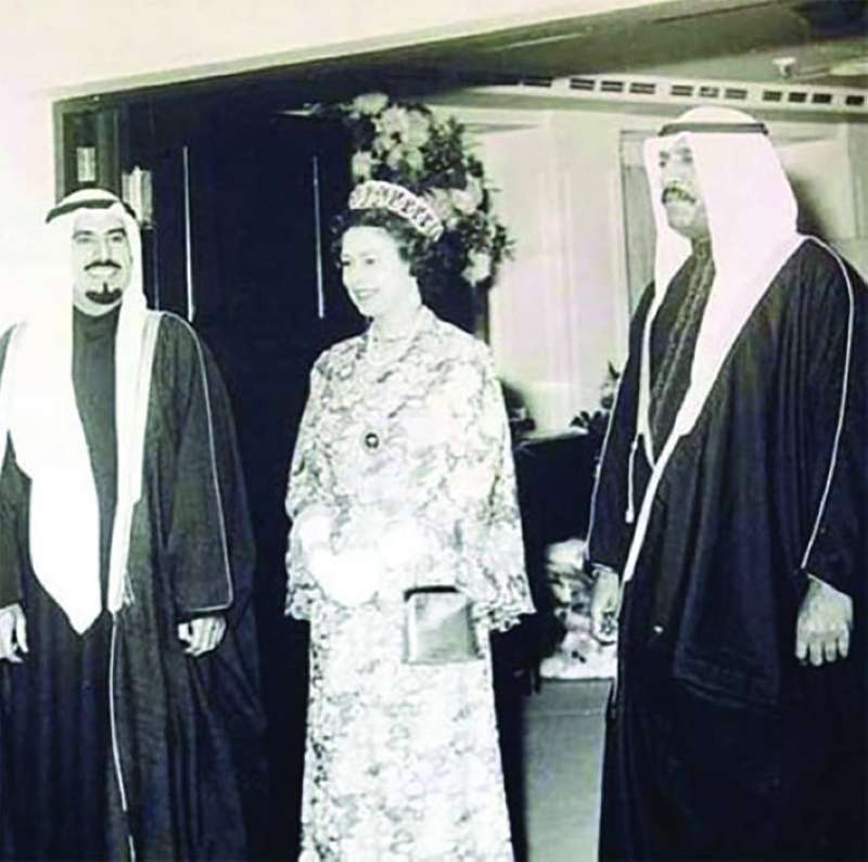سمو الأمير الراحل الشيخ جابر وسمو الأمير الوالد الراحل الشيخ سعد تتوسطهما الملكة إليزابيث