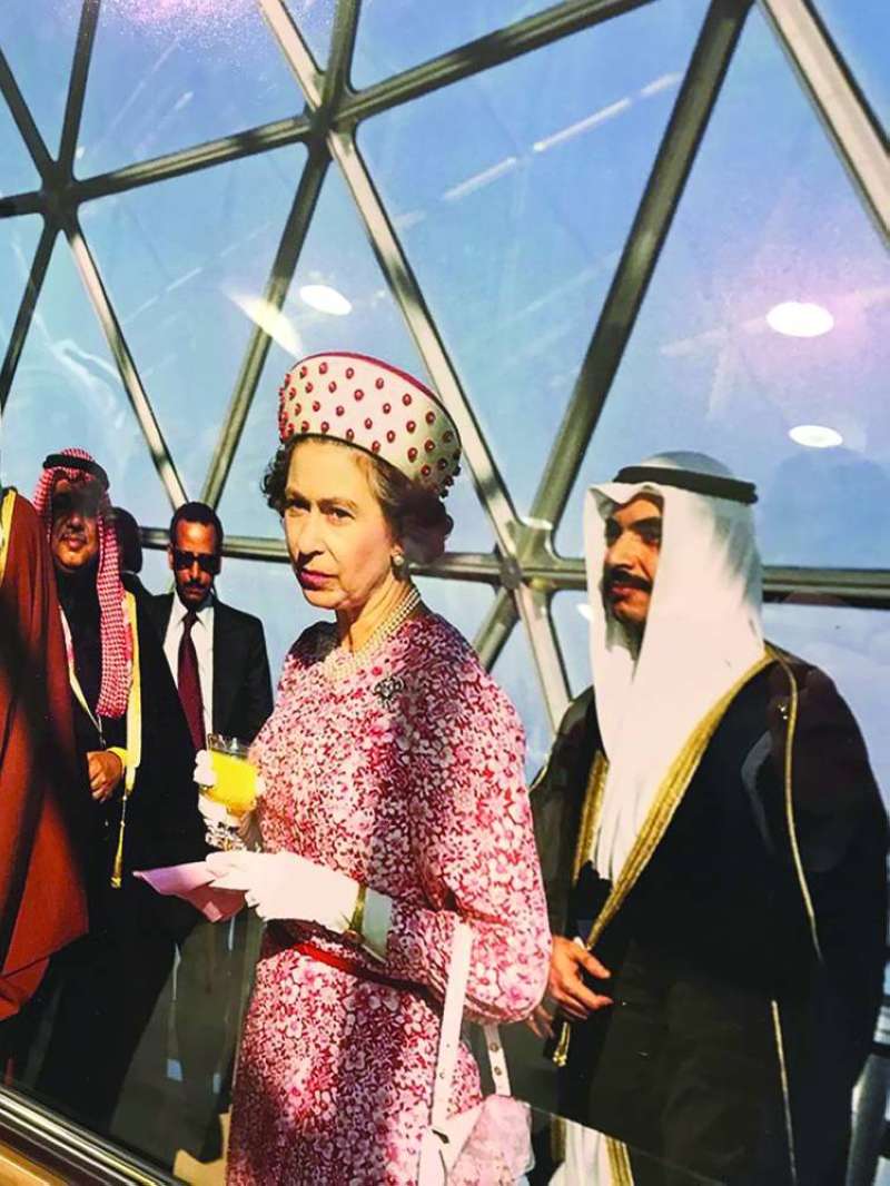 الملكة إليزابيث الثانية خلال زيارة أبراج الكويت