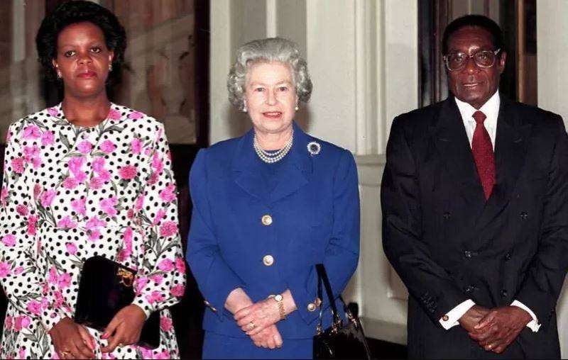 الملكة مع رئيس زيمبابوي الراحل روبرت موجابي وزوجته عام 1997 في قصر باكنغهام 