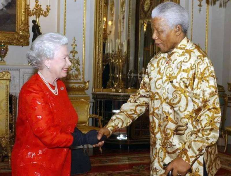 إليزابيث الثانية ومانديلا عام 2003