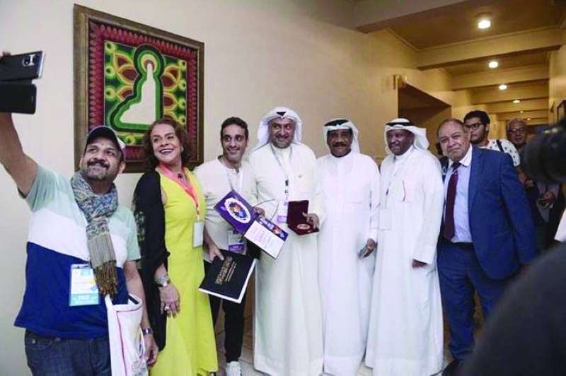 
الفائزون مع رئيس وأعضاء الفرقة
