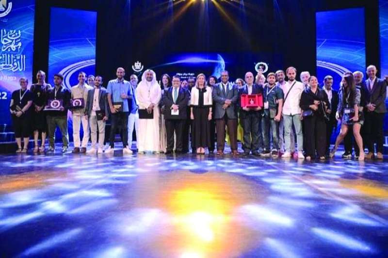 
المكرّمون في لقطة جماعية
