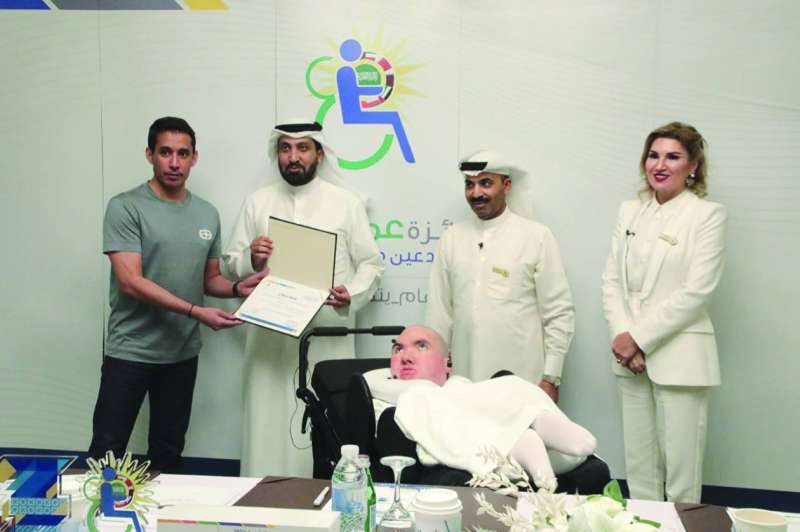 الزميل غانم متسلماً شهادة تكريم من الإعلامي بتال القوس بحضور عمار بوقس والفنانين طارق العلي وشروق أمين