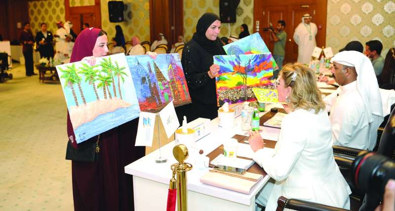 عرض مساهمات المشاركين أمام لجنة التحكيم 	 (تصوير سعود سالم)