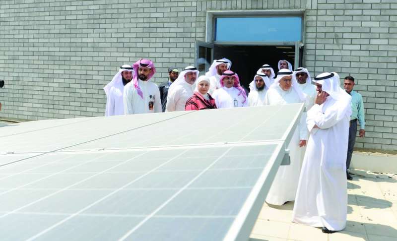 الوزير يطلع على الألواح الشمسية المولدة للكهرباء في المركز