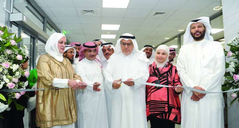 وزير الصحة يقص شريط افتتاح مركز غرب عبدالله المبارك الصحي 	 (تصوير سعود سالم)