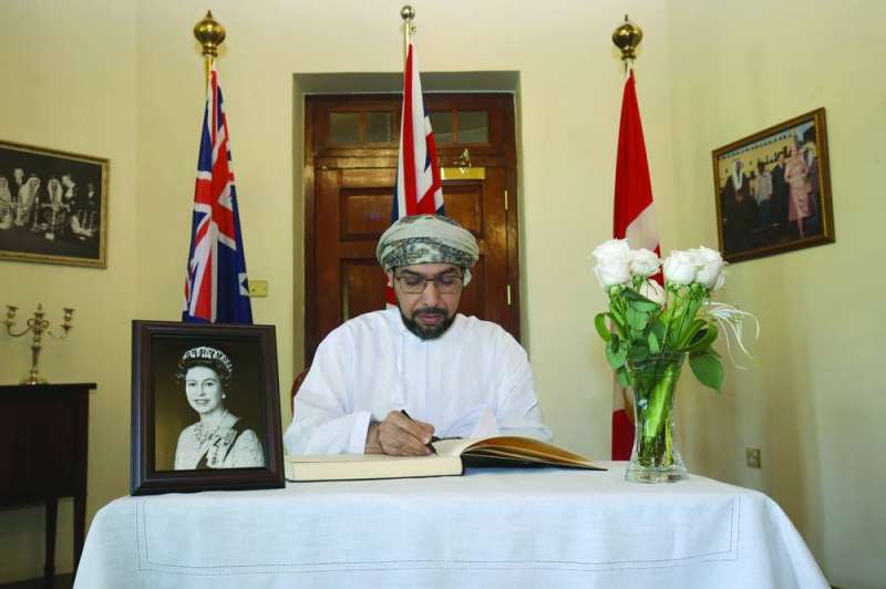 
السفير العماني مشاركاً في التعزية
