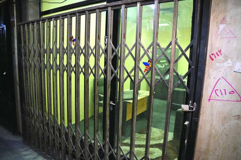 أحد المحلات المغلقة