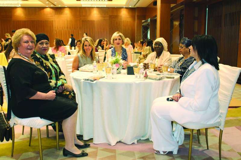 شوقي مع سفيرة إندونيسيا وحرم السفير الفلسطيني وفيرا المطوع
