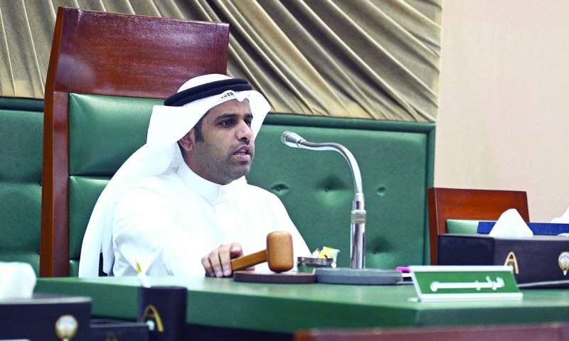 عبدالله المحري مترئساً الجلسة 	(تصوير نايف العقلة)
