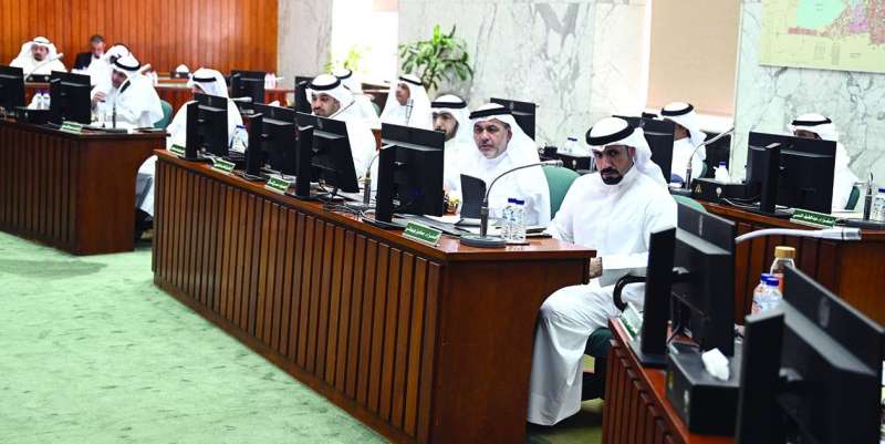 الأعضاء يتابعون اقتراحاتهم 