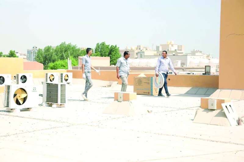 تركيب وحدات تكييف في إحدى مدارس الأحمدي
