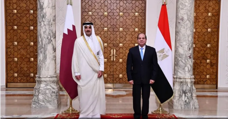  السيسي مستقبلاً تميم بن حمد في القاهرة في يونيو الماضي