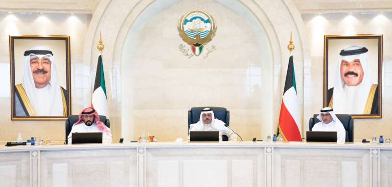 سمو الشيخ أحمد نواف الأحمد الصباح مترئساً اجتماع مجلس الوزراء وإلى جانبه طلال الخالد ومحمد الفارس