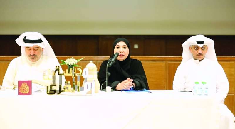 بن غيث والمطيري خلال افتتاح الدورة 