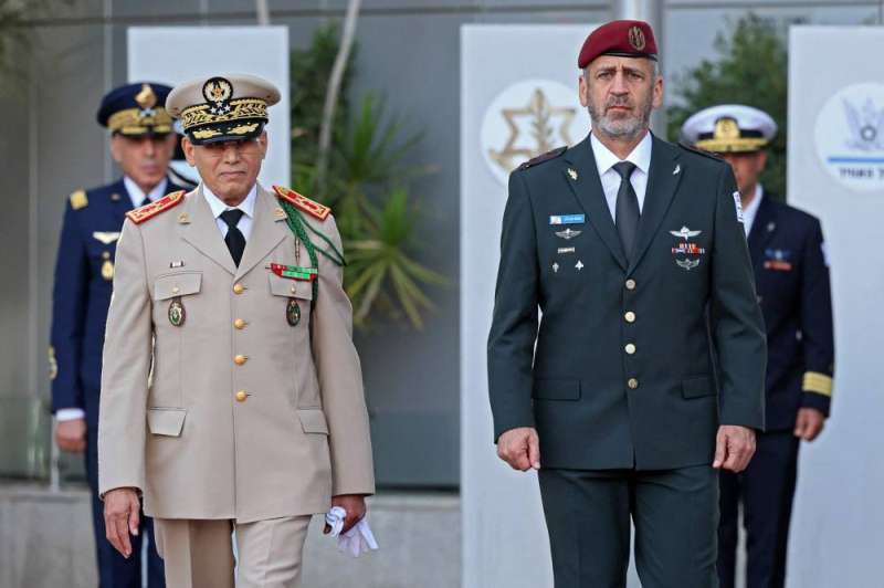 كوخافي مُستقبلاً الفاروق في تل أبيب أمس (أ ف ب)