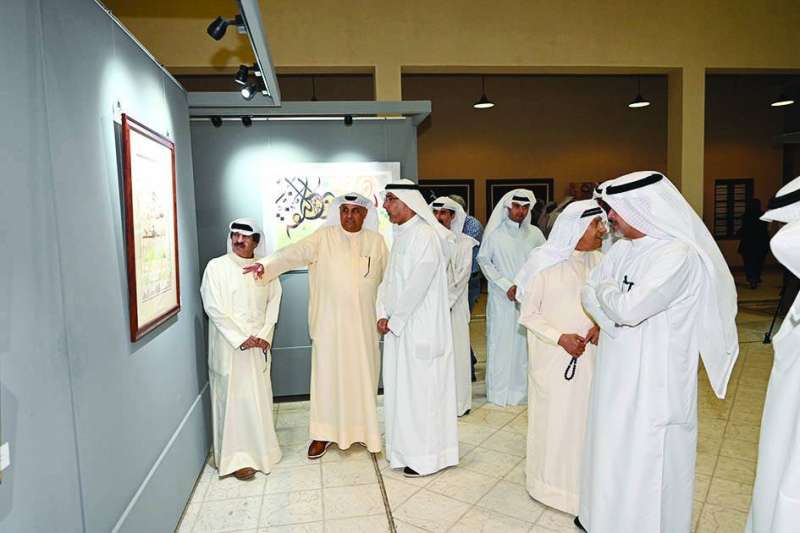 البداح يشرح للأنصاري إحدى المخطوطات	 (تصوير أسعد عبدالله)
