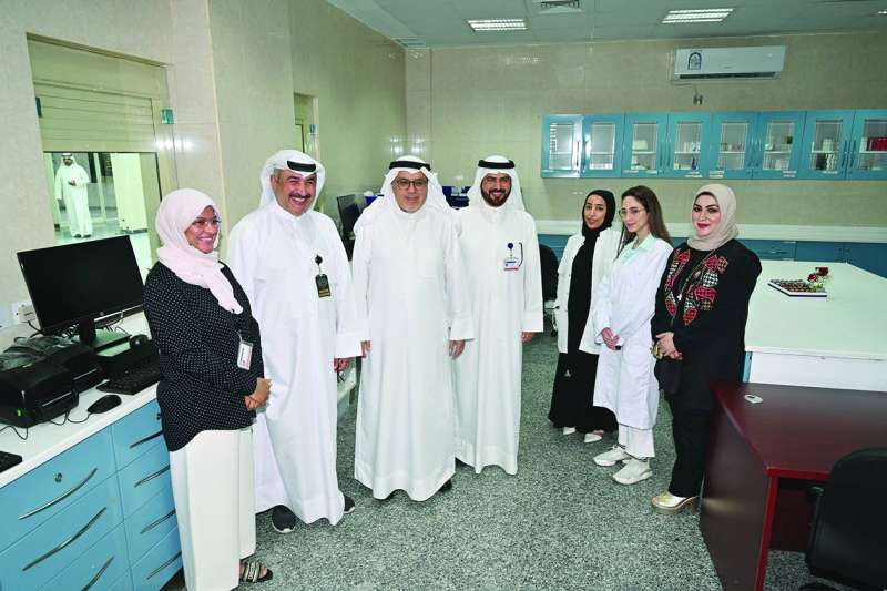 ....ومتفقداً أقسام المركز