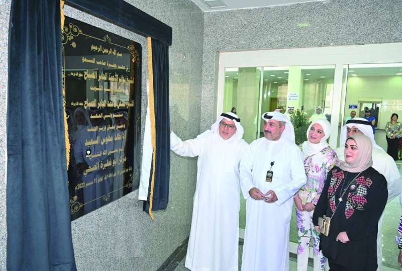 السعيد خلال إزاحة الستار عن اللوحة التذكارية للمركز