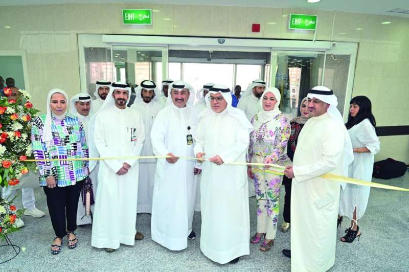 وزير الصحة يقص شريط افتتاح مركز أبوفطيرة الصحي	 (تصوير أسعد عبدالله)
