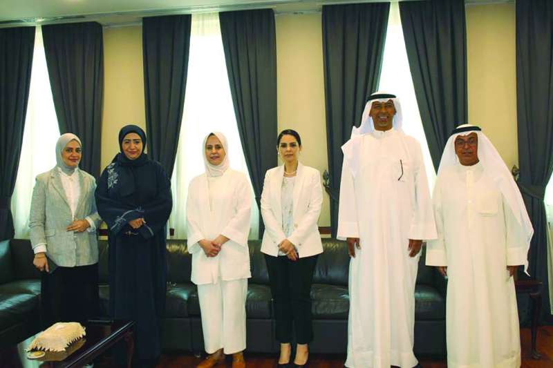 
رئيس الديوان مع القياديين