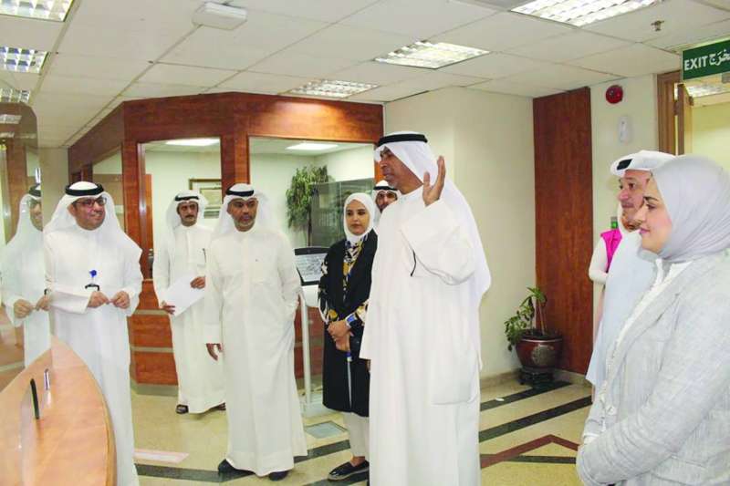 
الربيعان خلال تفقده قطاعات الديوان