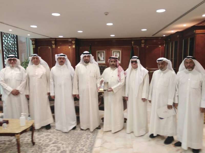 رئيس الاتحاد يقدم درعا تذكارية للوزير