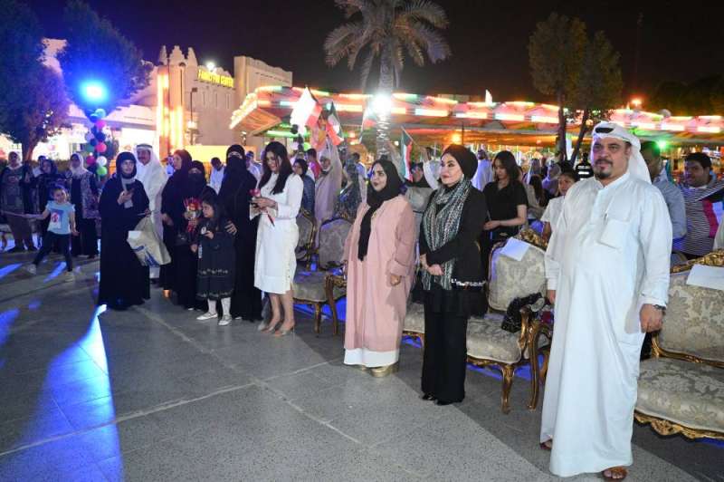 إبراهيم البوير والشيخة نوال الحمود خلال عزف السلام الوطني (تصوير نايف العقلة)