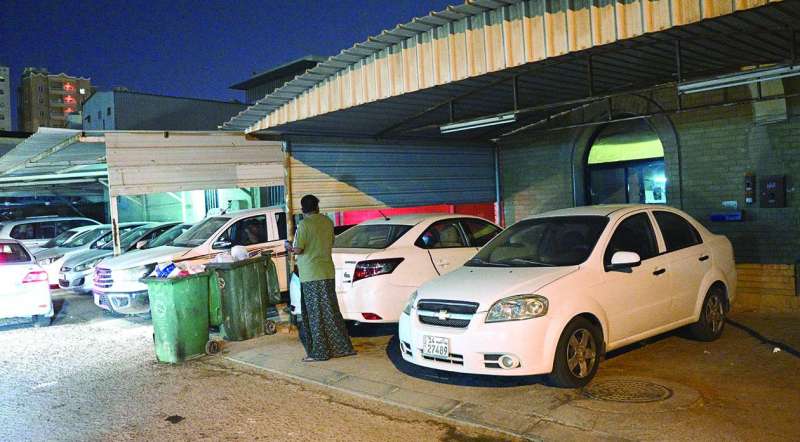 عشرات السيارات أمام المنازل التي يقطنها العزاب 