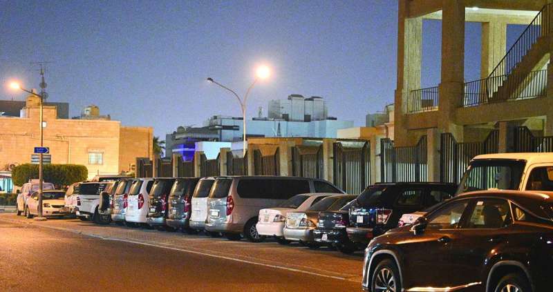 استغلال العزاب أرصفة المدارس والمساجد والجمعيات لوضع سياراتهم