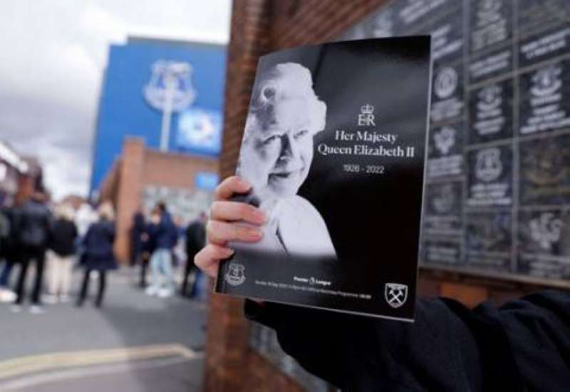 كتيب يتحدث عن إليزابيث الثانية