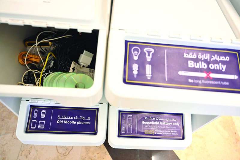 
الحاوية مقسّمة لاستقبال أجهزة كهربائية وبطاريات وهواتف
