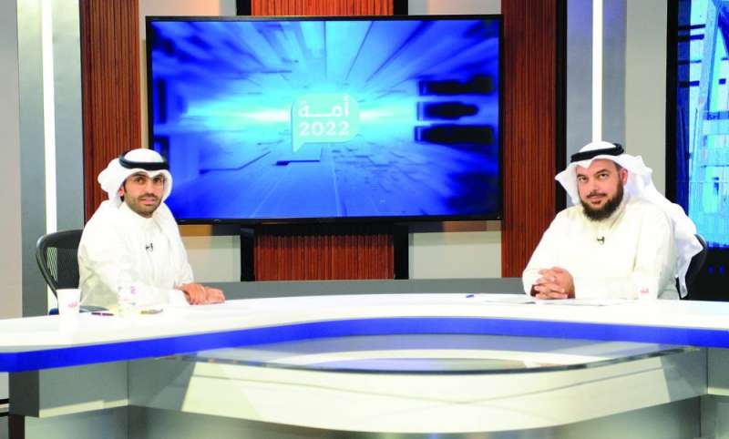 
الحربش مع الزميل عبدالله بوفتين في برنامج «أمة 2022»	 (تصوير سعود سالم)
