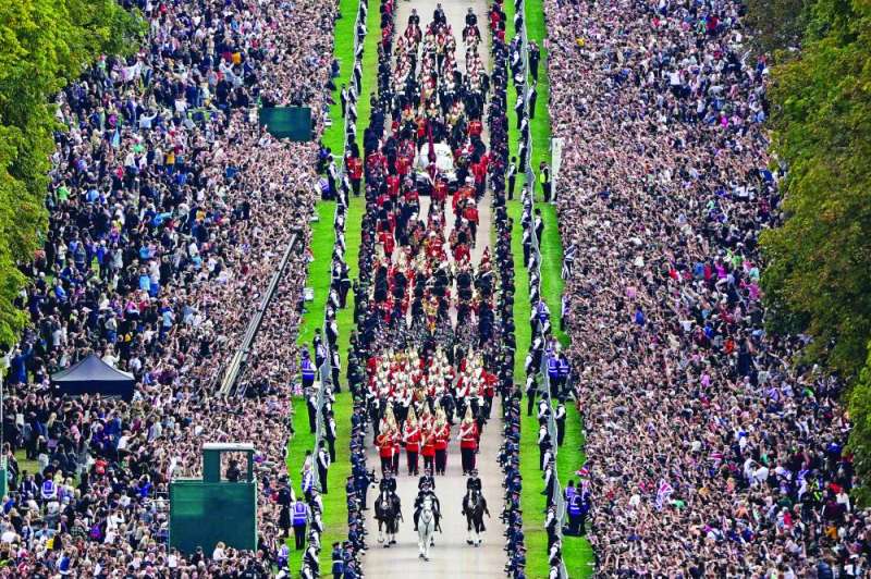 موكب احتفالي لنعش إليزابيث الثانية وصولاً إلى قلعة ويندسور (أ ف ب)