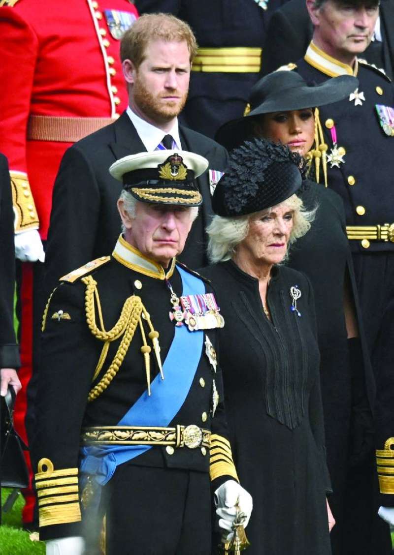 
تشارلز وكاميلا وهاري وميغان خلال مراسم الجنازة 	(رويترز)