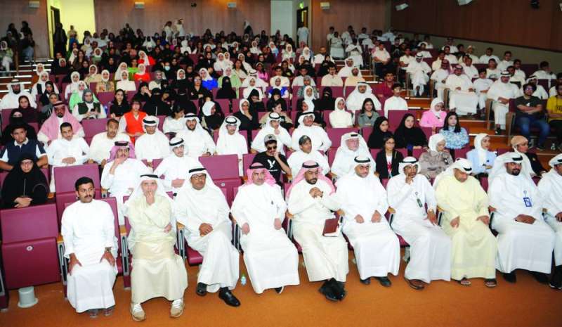 الدريعي مُتوسّطاً أولياء الأمور 	(تصوير سعود سالم)
