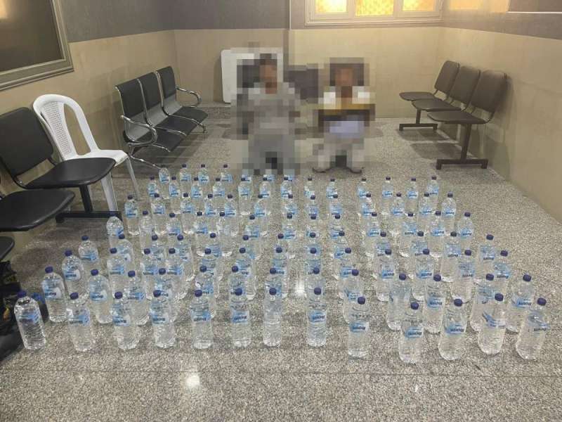 مخالفا إقامة سقطا بـ98 عبوة تحتوي على مواد مسكرة في المهبولة 