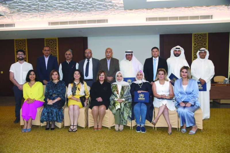 صورة جماعية لرئيس وأعضاء مكتب مفوضية اللاجئين مع الإعلاميين