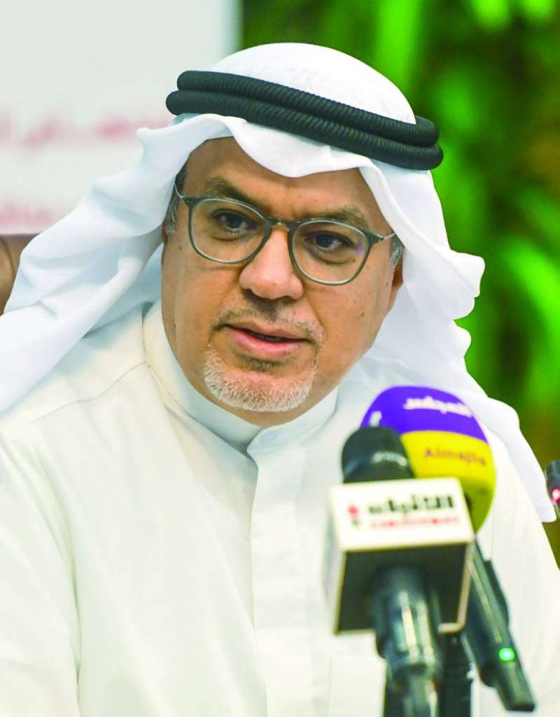 
السعيد متحدثاً للصحافيين