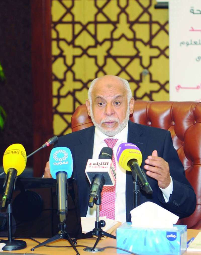 
الجارالله متحدثاً في افتتاح الندوة
