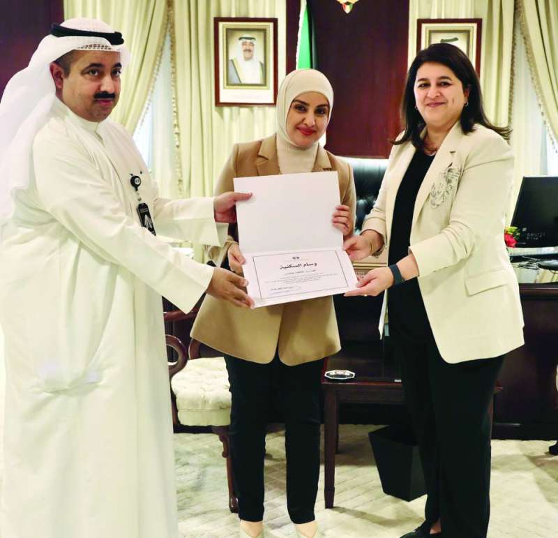  الفارس تكرّم فاطمة بوعباس