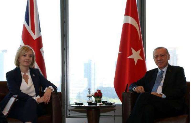 ليز تراس خلال الاجتماع مع أردوغان