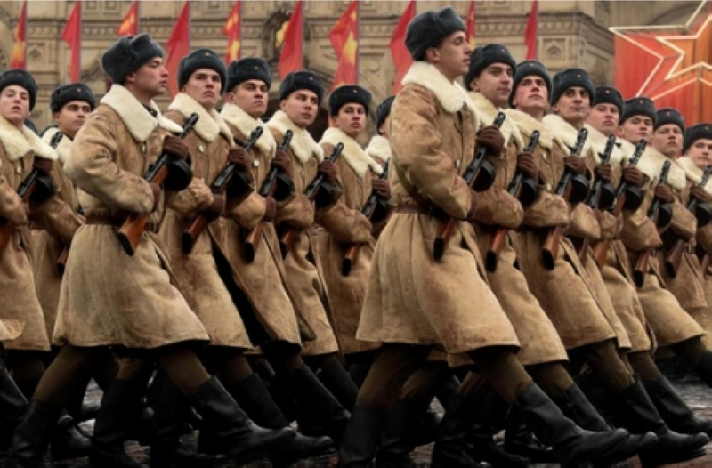 جنود روس خلال عرض عسكري في موسكو 