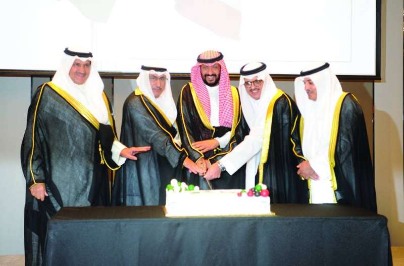 طلال الخالد ومحمد الفارس وضاري العجران والسفير السعودي خلال قطع قالب الحلوى 	(تصوير سعود سالم)