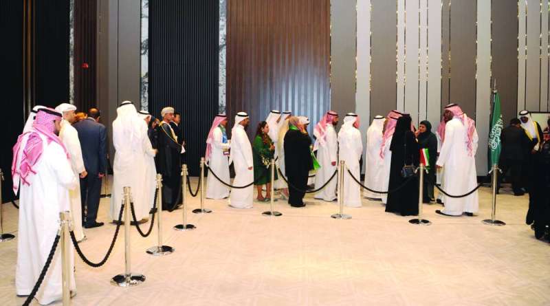 حضور متنوع من ديبلوماسيين ومواطنين 