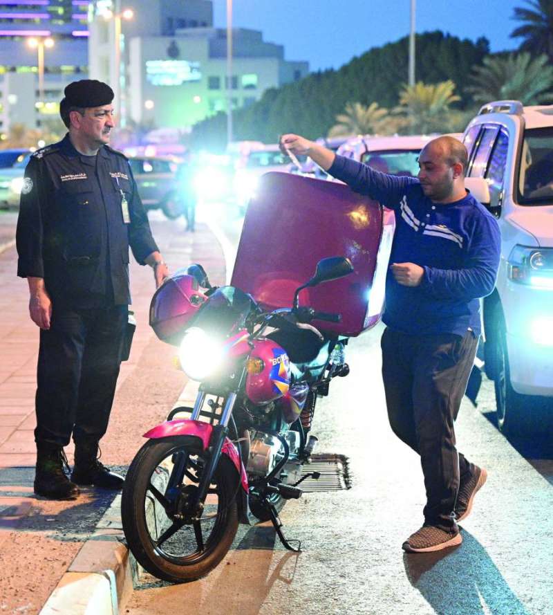 التدقيق على أوراق سائق دراجة دليفري
