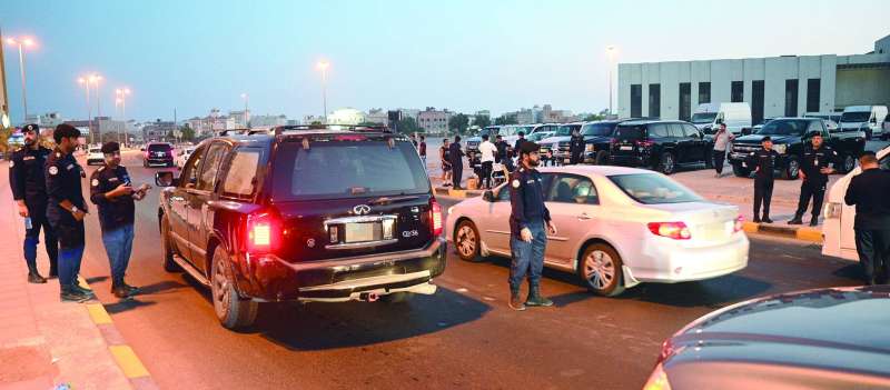 توقيف السيارات للتدقيق على أوراق السائق والمركبة
